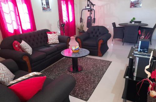 Lacovia House | Loodik Vacation Home Brompton Manor
