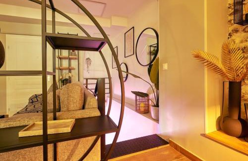 20th Arrondissement Apartment | Loods Cinema - Florian