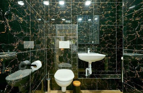 20th Arrondissement Apartment | Loods Cinema - Florian