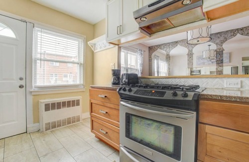 Canarsie Apartment | Lovely 3 bedroom Apartment with full kitchen, DR/4 beds/1.5Bathroom