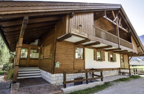 Canazei House | Lovely apartment in villa for 8 guests with WIFI, TV, balcony and pets allowed