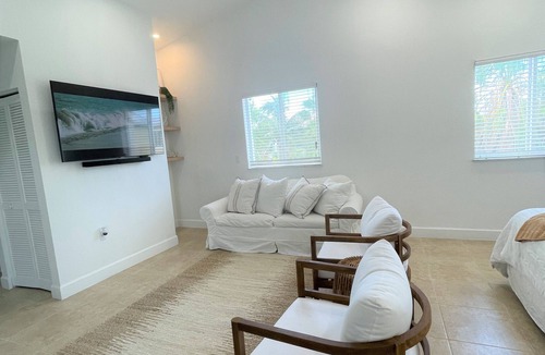 Alice Town Condo | Lovely Studio steps from the beach. Optional golf car rent