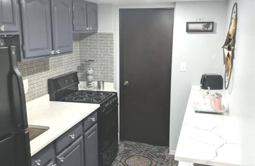 East New York Apartment | Luxe-Exquisite & Cozy-15 minutes to JFK Airport, 2-minute walk to L train to NYC