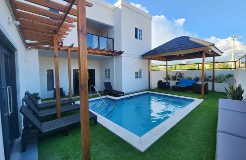 Hellshire House | Luxurious 6 Bed Villa Wown Pool