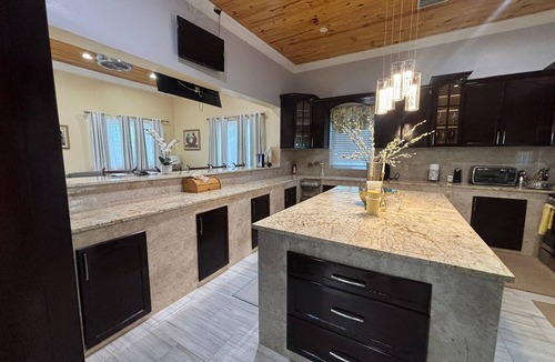 George Town House | Luxurious and Charming 3-bedroom house with WiFi, AC in delightful George Town