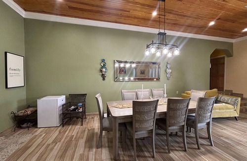 George Town House | Luxurious and Charming 3-bedroom house with WiFi, AC in delightful George Town