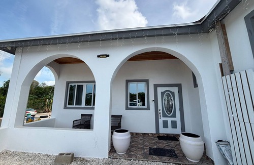 George Town House | Luxurious and Charming 3-bedroom house with WiFi, AC in delightful George Town