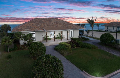 Alice Town House | Luxurious Beachfront Home with pool—short golf cart ride away from Hilton casino