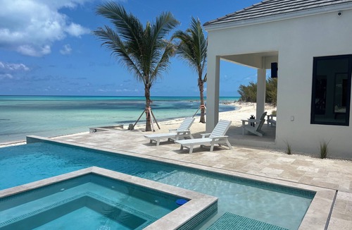 Alice Town House | Luxurious Oceanfront 8 bedroom 12 bed Estate with private beach - Bimini Bahamas