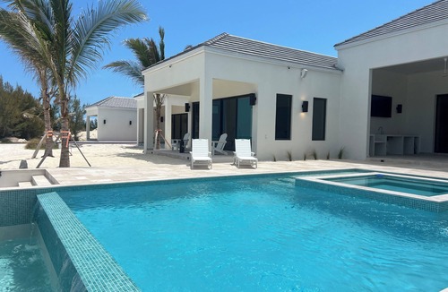 Alice Town House | Luxurious Oceanfront 8 bedroom 12 bed Estate with private beach - Bimini Bahamas