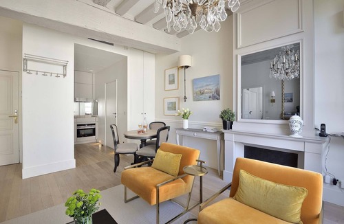 Paris City Center Apartment | Luxurious Parisian Perfection - Île de la Cité-Notre Dame-Cafes