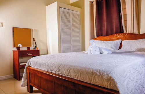 Eastwood Park Bed & Breakfast | Luxury 12-bedroom bed & breakfast with AC, WiFi in lovely Kingston