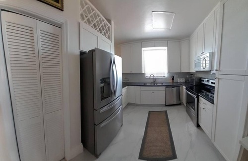 Bahamia West Apartment | Luxury 4 bedroom 2 1/2 bath Condo with pool