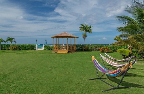 Runaway Bay Villa | Luxury 6 Bed Beach Villa in Runaway Bay