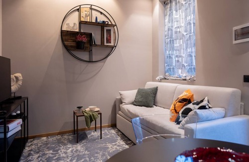 Pavia Apartment | Luxury Art & Chromotherapy Apartment - Hospital District4t