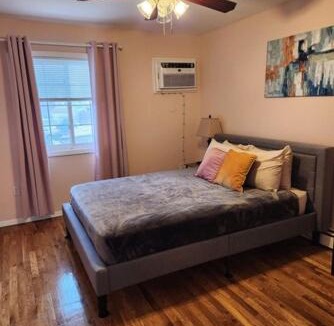 East New York Apartment | Luxury Colorful 3 Bd Unit 1 10 Mins From JFK