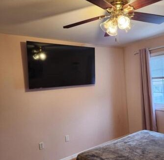 East New York Apartment | Luxury Colorful 3 Bd Unit 1 10 Mins From JFK
