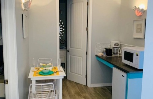 Sugar Loaf Settlement Apartment | Luxury/cozy 2-bedroom apartment directly on beach WiFi, AC, desk, full kitch