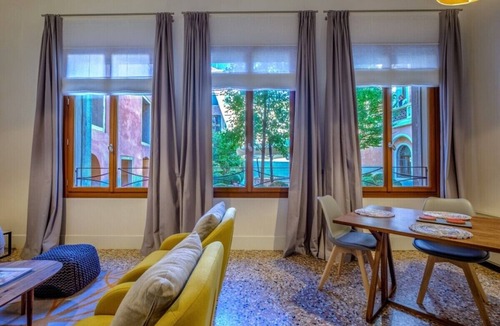San Polo Apartment | Luxury Designer Apartment in Historic Palazzo Near St. Mark’s Square