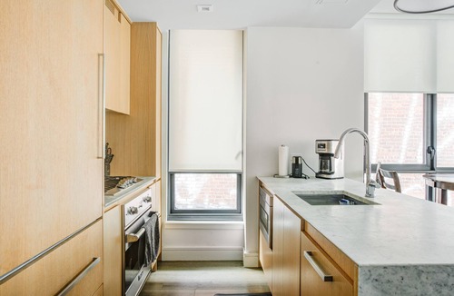 Greenpoint Apartment | Luxury Living in Greenpoint: 2 BR with Manhattan Rooftop View