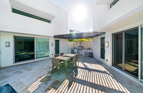 Jimmy Hill Villa | Luxury Pool Villa Steps Away From the Beach with Stunning Ocean Views