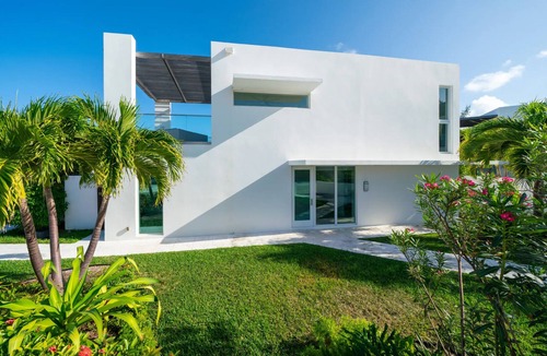 Jimmy Hill Villa | Luxury Pool Villa Steps Away From the Beach with Stunning Ocean Views