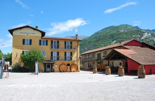 Bolognano-Vignole House | Madonna delle Vittorie