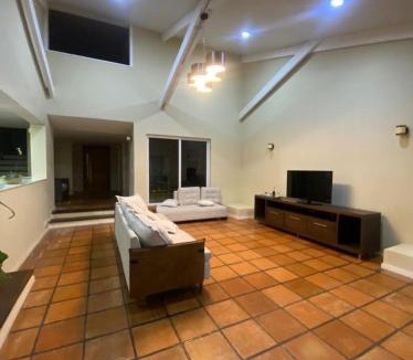 Pero House | Mansão com quintal amplo em Cabo Frio-Ogiva