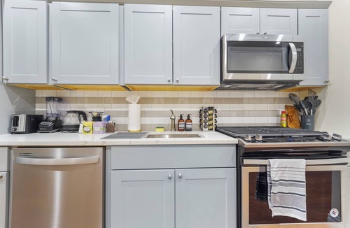 Upper Manhattan Apartment | Marvelous 6-bedroom apartment with Chef's Kitchen and Backyard Access in NYC