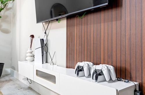 Williamsburg Apartment | Mid-Century Stay: 5BR and 5 Baths w/PS5 & Laundry