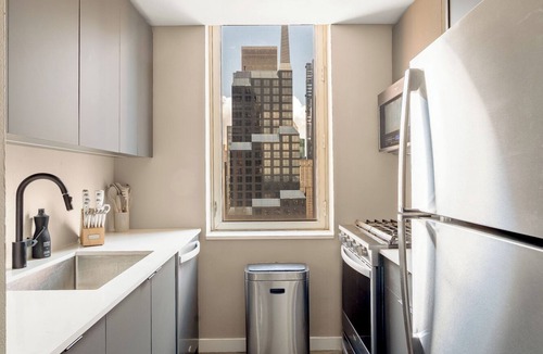 Midtown West Apartment | Midtown Manhattan apartment with 2BR 2BTH steps to Times Square