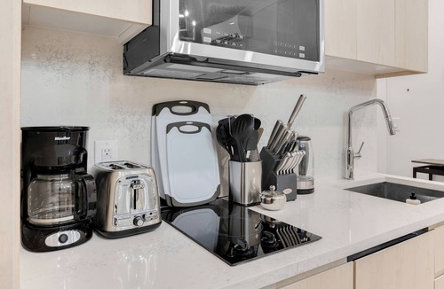 Tribeca Apartment | Modern 3Bd near the Empire State, Manhattan+Terrace Space