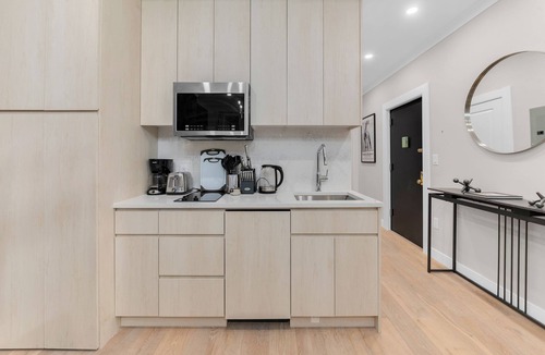Tribeca Apartment | Modern 3Bd near the Empire State, Manhattan+Terrace Space