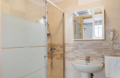 Peraga House | Modern and cozy room with private bathroom is part of the San Vincenzo Rooms Guest House and is perfect for 2 guests. The accommodation is located in the renovated building in Vigonza, which is 10 minutes by car from the center of Padua and on the direct