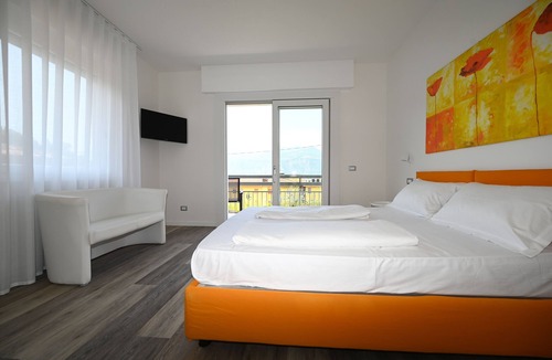 Malcesine Apartment | MODERN APARTMENT SECOND FLOOR AND PARKING SPACE APP SOLE