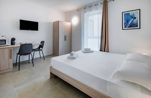 San Giuliano Bed & Breakfast | 🏡 Modern & Functional Rooms in Mestre – Brand-New Guesthouse with Free ParkingPerfectly located for Venice: bus no. 5 passes every 10 minutes and takes you directly to the historic center in just a few minutes! Rooms are equipped with a comfortable