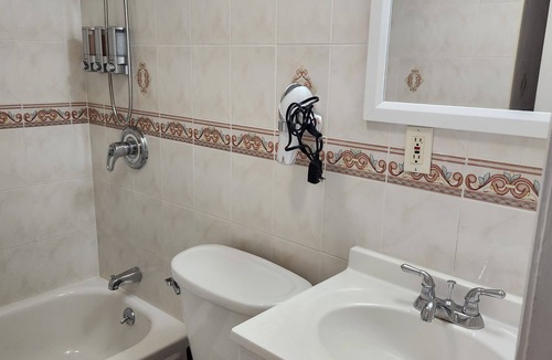 East New York House | Modern Grey Spacious4Bed with Free Wine