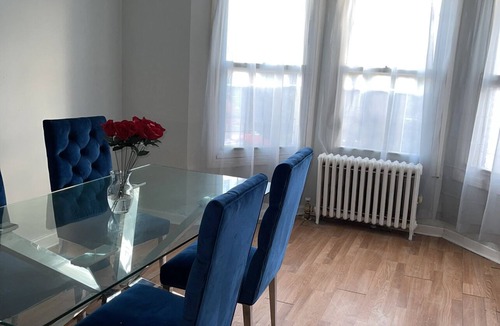 Flatbush Villa | Modern Luxury 2 Bedroom Villa FREE PARKING
