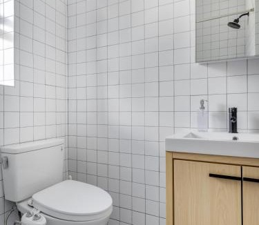 Greenpoint Apartment | Modern Three Bedroom Brooklyn Condo-Hotel