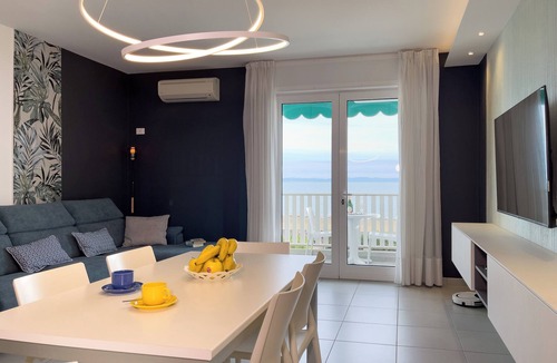 Lignano Sabbiadoro Apartment | Modern vacation home with a sea view balcony