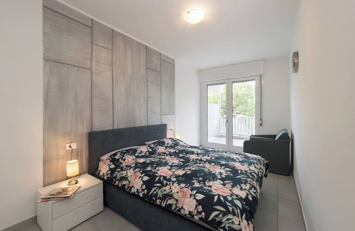Lignano Sabbiadoro Apartment | Modern vacation home with a sea view balcony