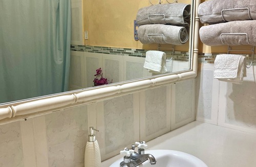 Mona Heights Apartment | Mona Master Suite