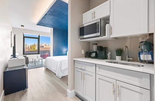 Port Morris Hotel | Mott Haven KingStudio | Kitchenette + Free WiFi