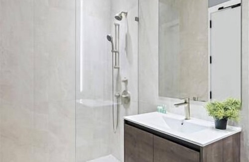 Port Morris Hotel | Mott Haven KingStudio | Kitchenette + Free WiFi