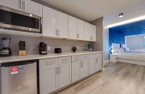 Port Morris Hotel | Mott Haven Studio 2K BR | Business Center + Lounge