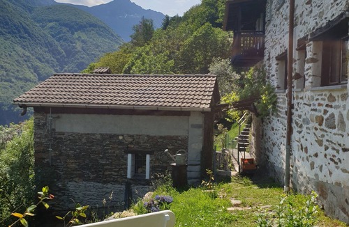 Lunecco House | Mountain worlds behind Lake Maggiore, Case di Zali