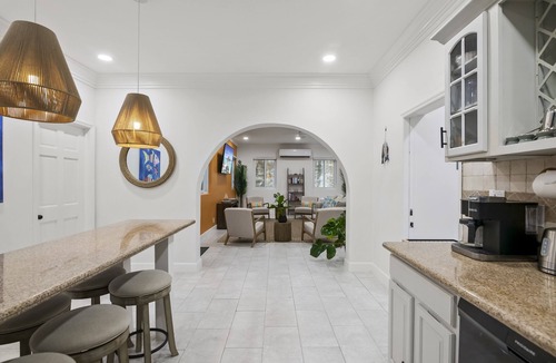 Jimmy Hill House | NEW 2BD/2.5 BATH near beach access and George town with PRIVATE POOL