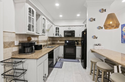 Jimmy Hill House | NEW 2BD/2.5 BATH near beach access and George town with PRIVATE POOL