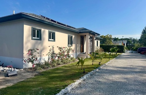 Adelaide House | New cozy 2-bedroom house with Pool. Introductory Price.