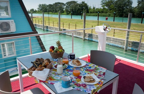 Lignano Sabbiadoro House | Nice apartment in villa for 6 people with pool, WIFI, A/C, TV, terrace and pets allowed